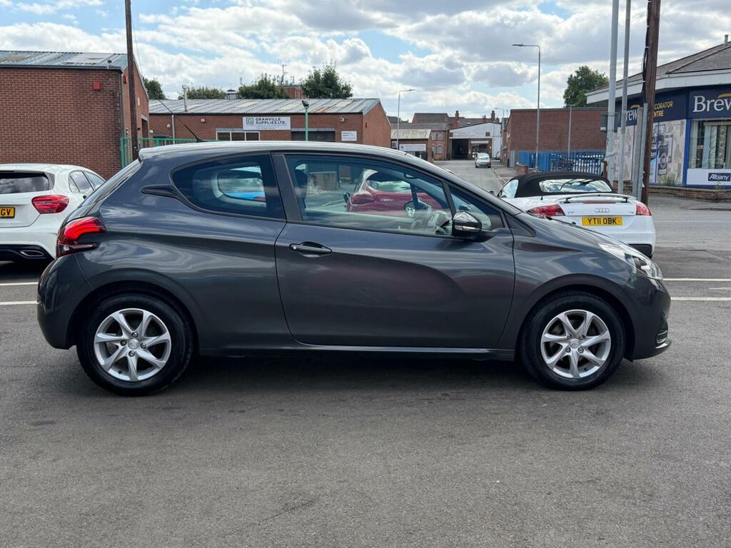 Peugeot 208 Style Red #12