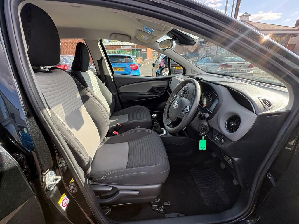 Toyota Yaris 1.5 Vvt-i Icon Tech Euro 6 Black #3