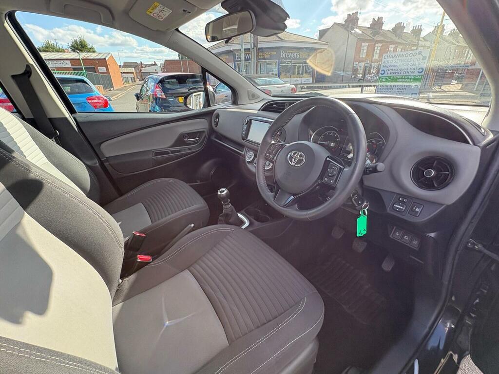 Toyota Yaris 1.5 Vvt-i Icon Tech Euro 6 Black #2