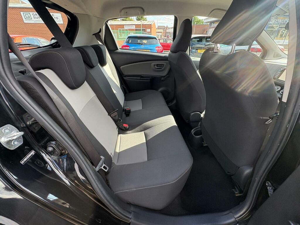 Toyota Yaris 1.5 Vvt-i Icon Tech Euro 6 Black #4