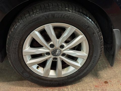 Volkswagen Touran Mpv 1.6 Tdi Bluemotion Tech Se 2015 Silver #8