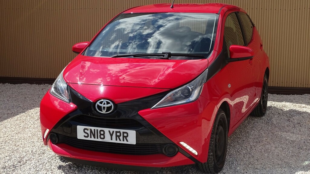 Toyota Aygo Vvt-i X-play X-shift Red #9