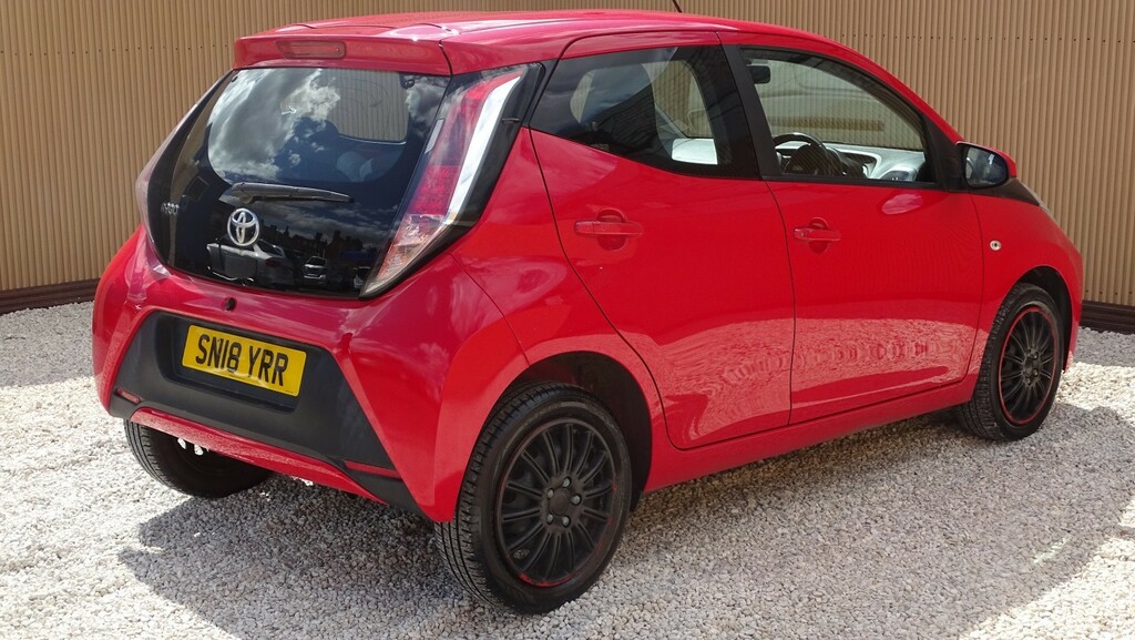 Toyota Aygo Vvt-i X-play X-shift Red #16