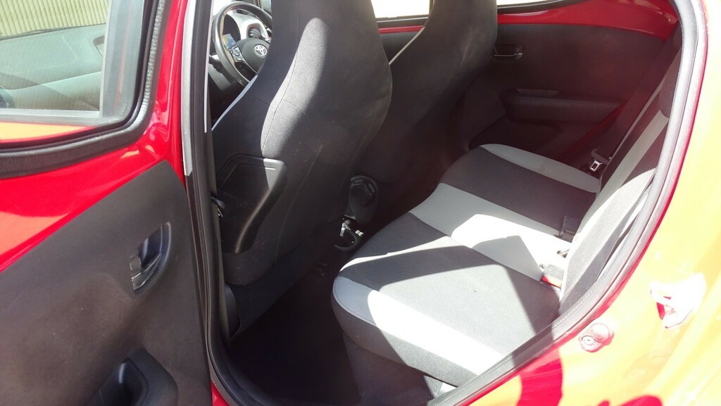 Toyota Aygo Vvt-i X-play X-shift Red #24