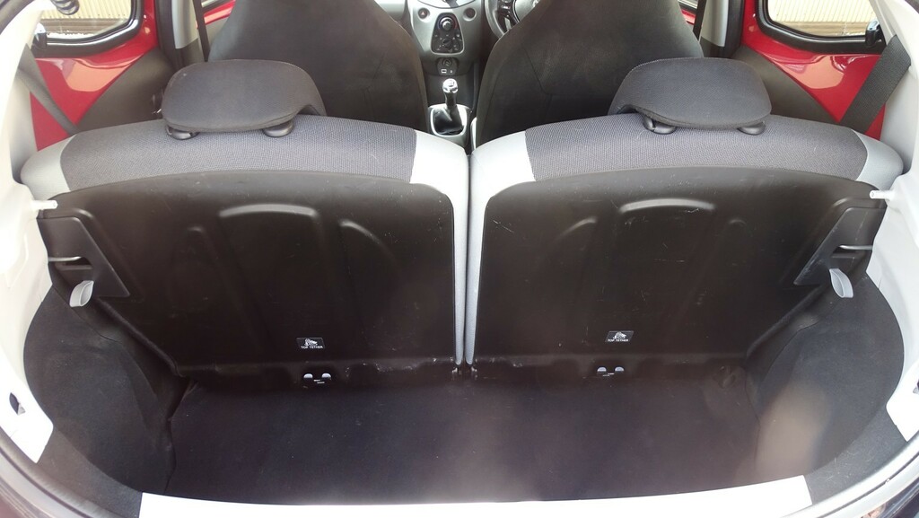 Toyota Aygo Vvt-i X-play X-shift Red #42