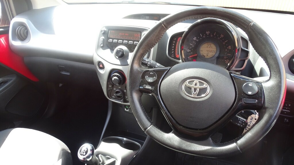 Toyota Aygo Vvt-i X-play X-shift Red #40