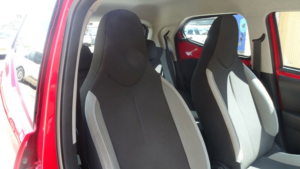 Toyota Aygo Vvt-i X-play X-shift Red #18