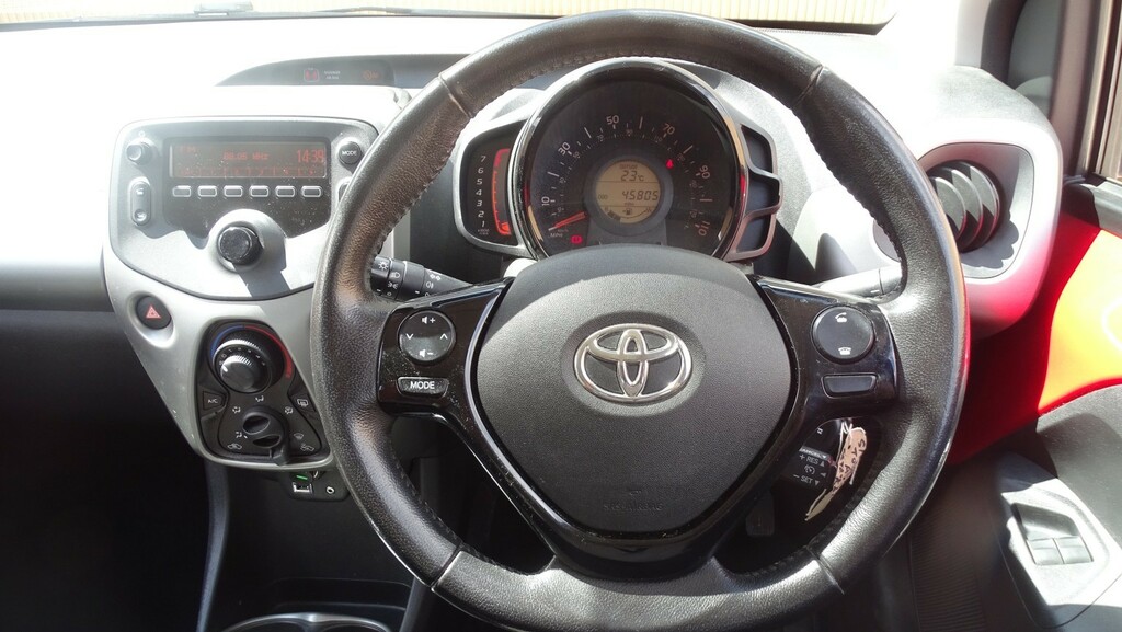 Toyota Aygo Vvt-i X-play X-shift Red #31
