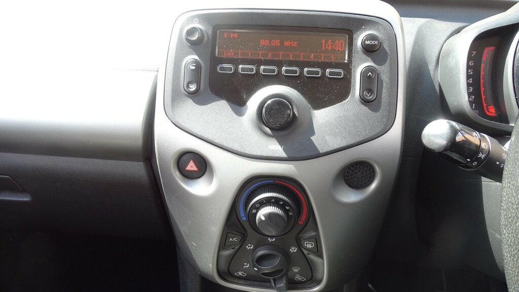 Toyota Aygo Vvt-i X-play X-shift Red #38