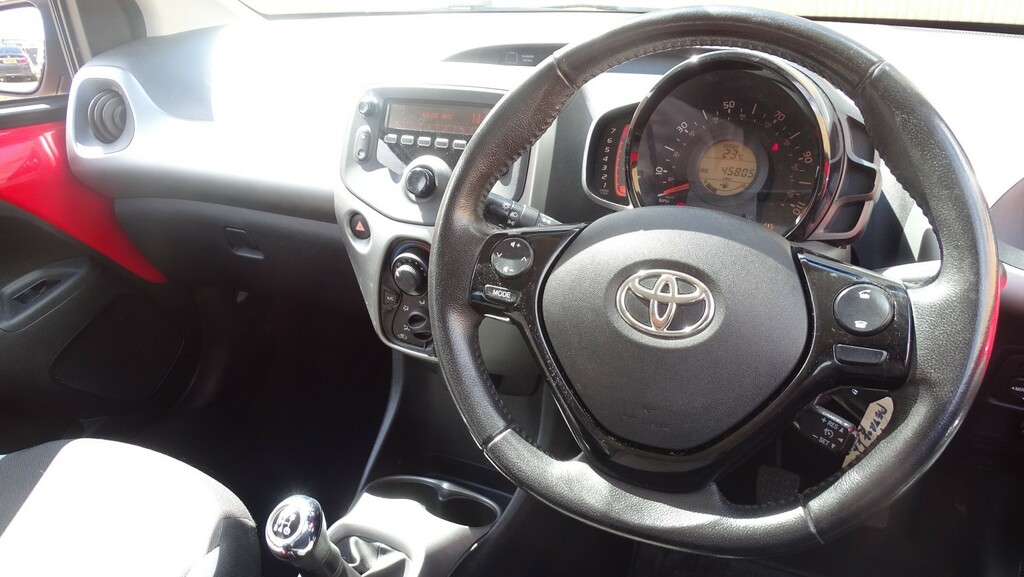 Toyota Aygo Vvt-i X-play X-shift Red #39