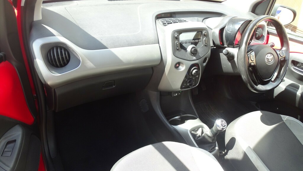 Toyota Aygo Vvt-i X-play X-shift Red #30