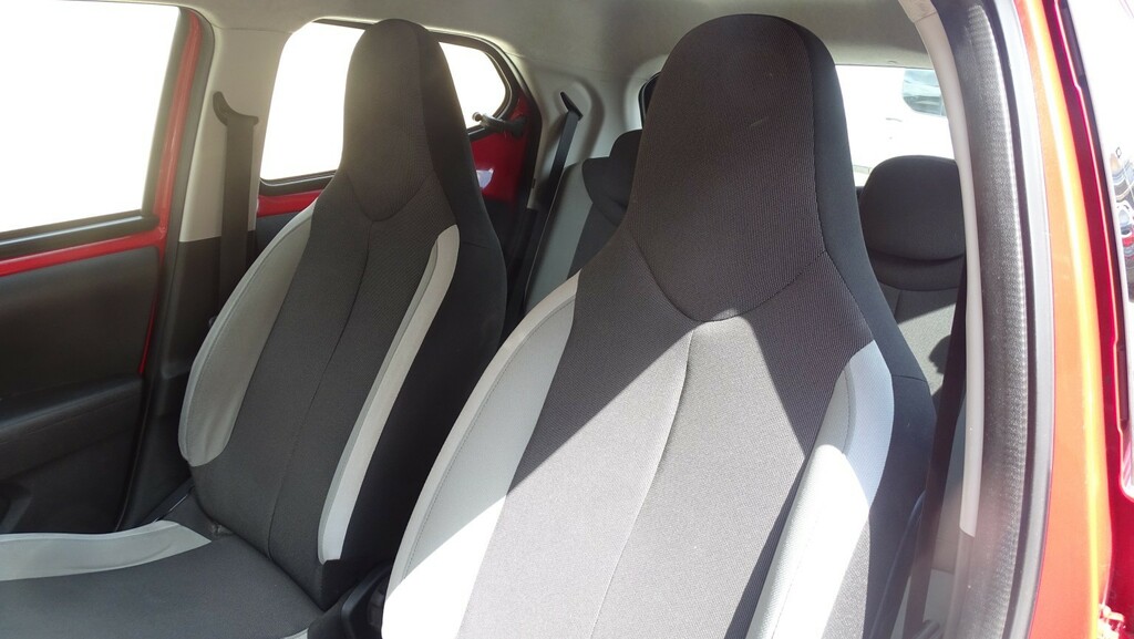Toyota Aygo Vvt-i X-play X-shift Red #28