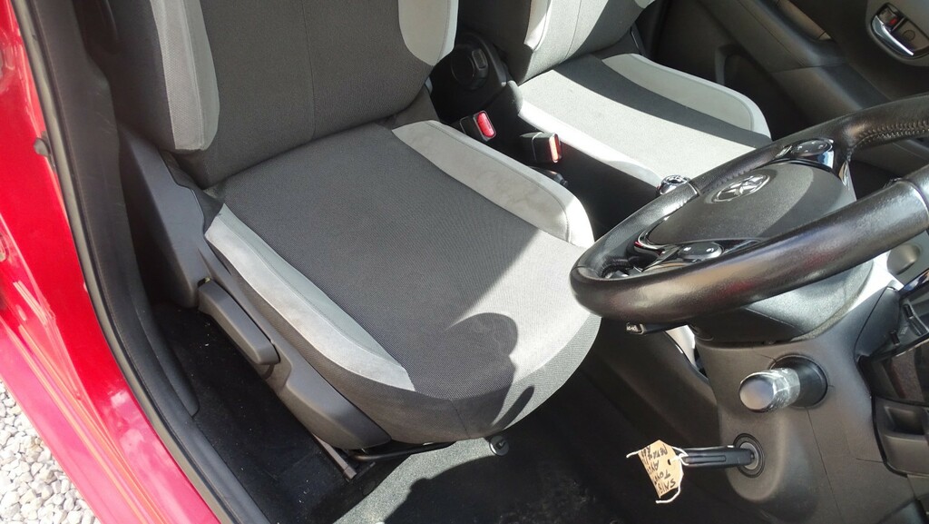 Toyota Aygo Vvt-i X-play X-shift Red #19