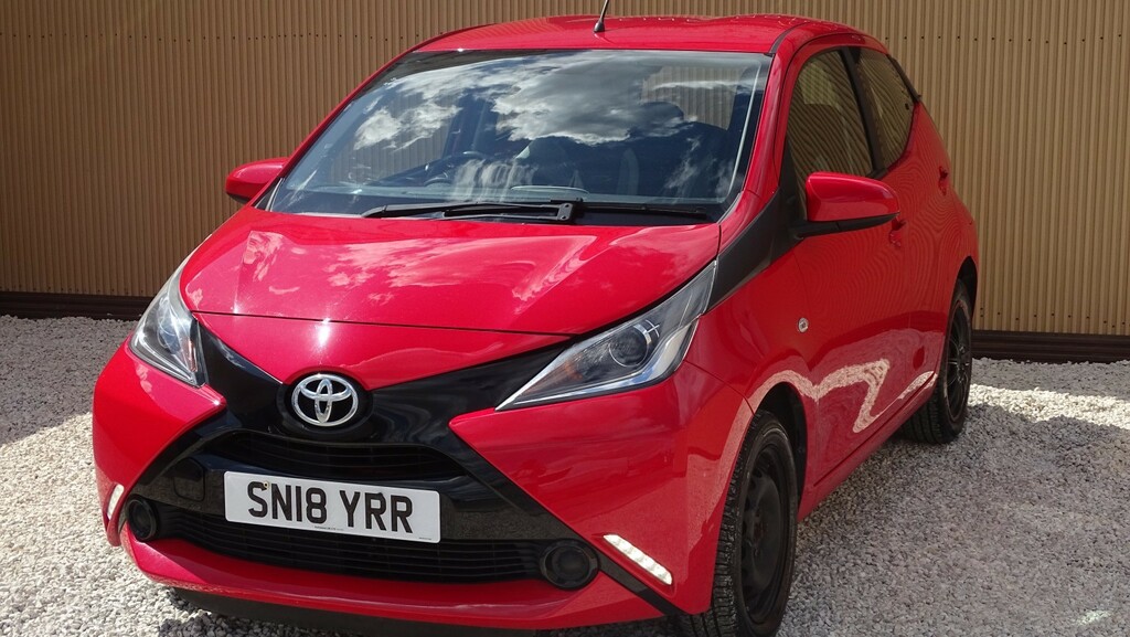 Toyota Aygo Vvt-i X-play X-shift Red #8