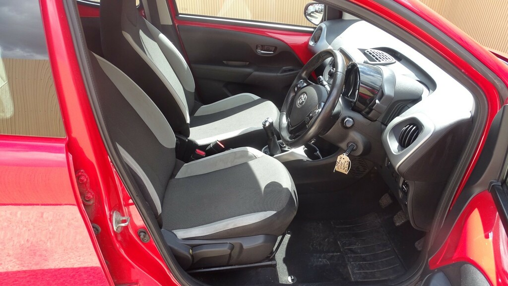 Toyota Aygo Vvt-i X-play X-shift Red #17