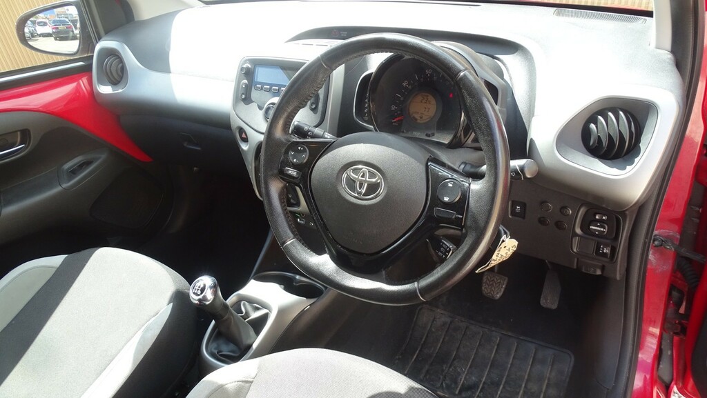 Toyota Aygo Vvt-i X-play X-shift Red #20