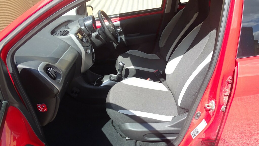 Toyota Aygo Vvt-i X-play X-shift Red #27