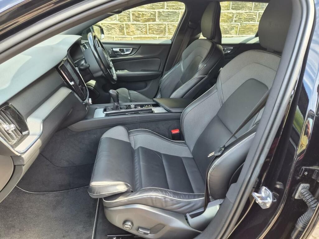 Volvo V60 2.0 D4 190 Momentum Pro Red #16