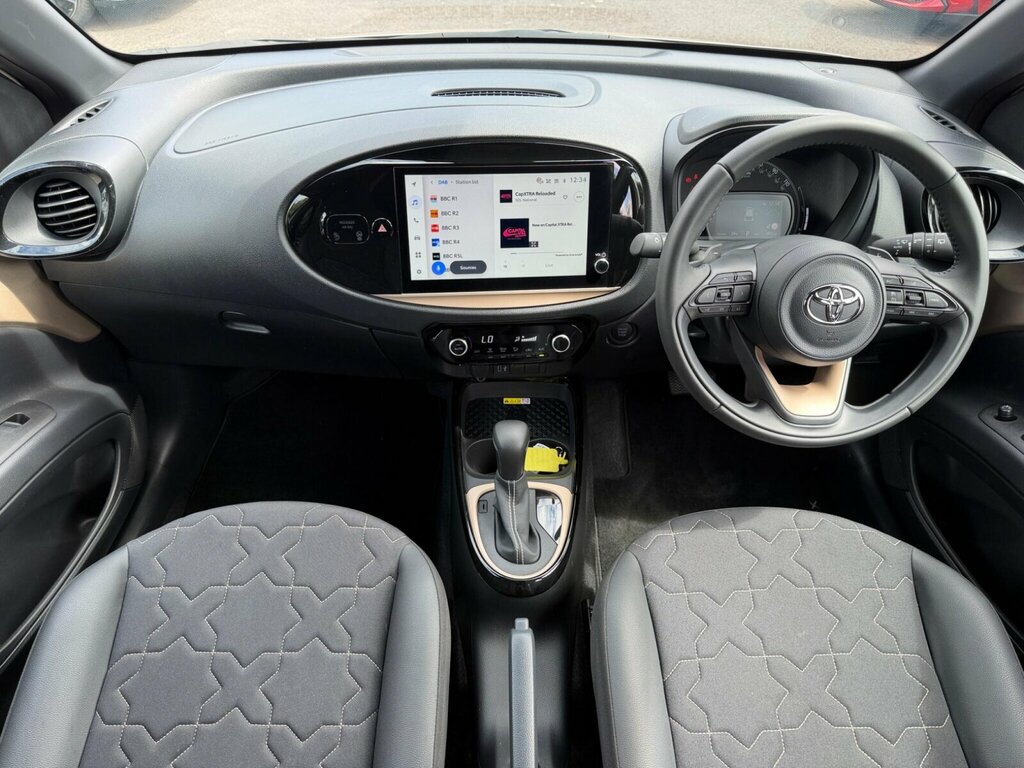 Toyota Aygo X 1.0 Vvt-i Exclusive Beige #2