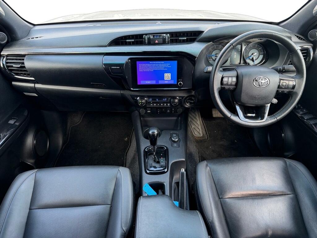 Toyota HILUX Invincible X Dcab Pick Up 2.8 D 48V White #2