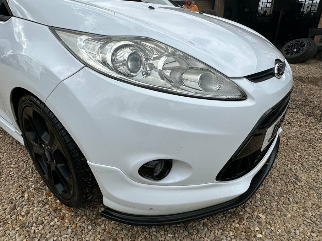 Ford Fiesta 1.6 Titanium Hatchback 139 Gkm Red #17