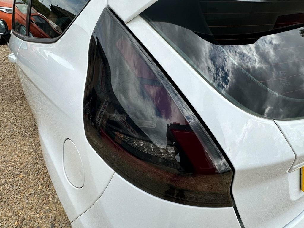 Ford Fiesta 1.6 Titanium Hatchback 139 Gkm Red #11