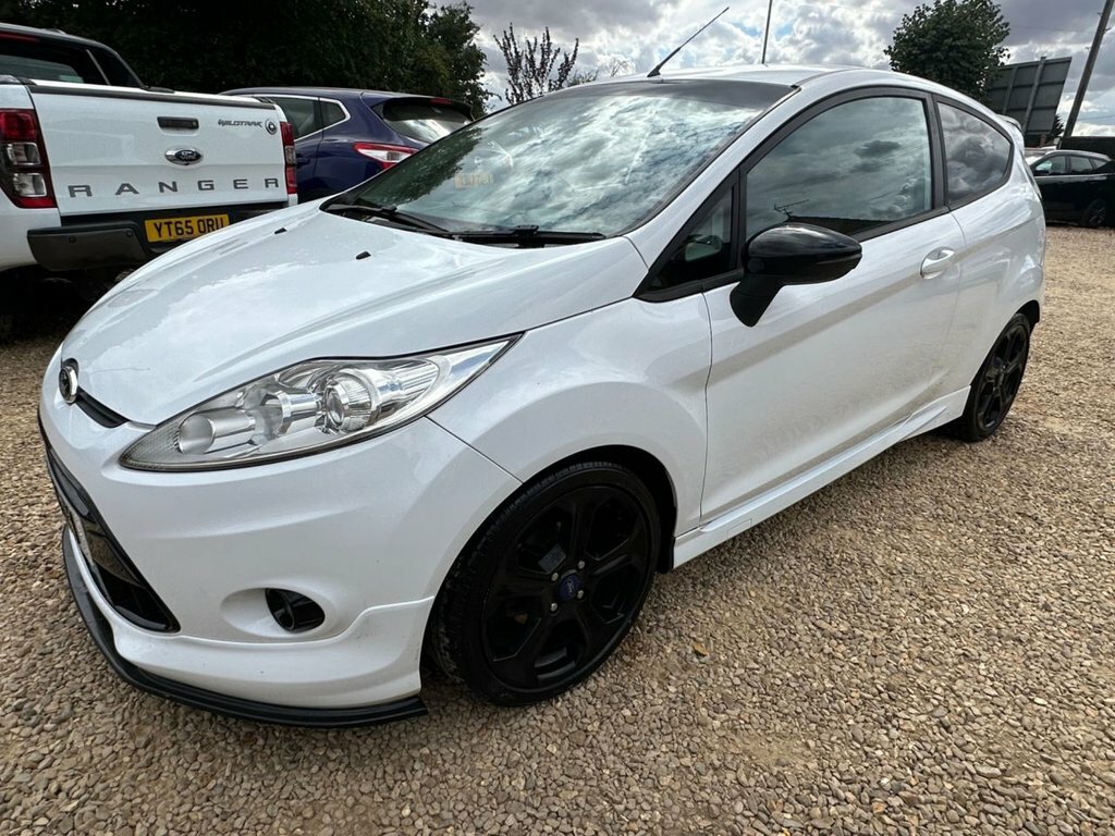 Ford Fiesta 1.6 Titanium Hatchback 139 Gkm Red #1