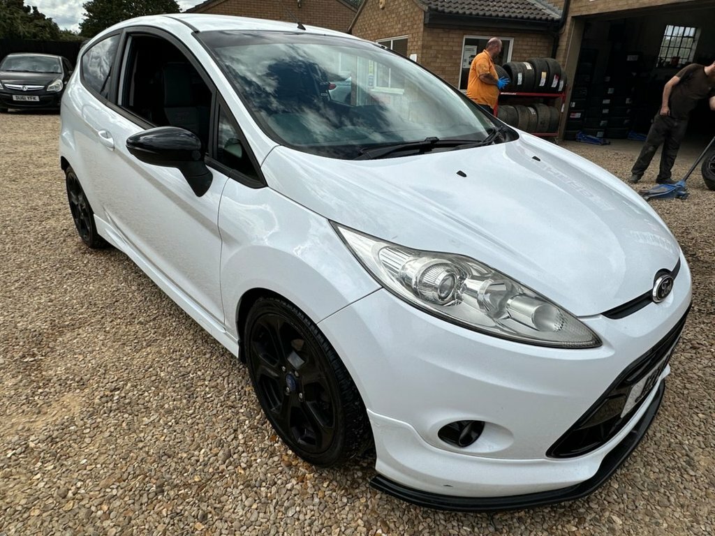 Ford Fiesta 1.6 Titanium Hatchback 139 Gkm Red #3