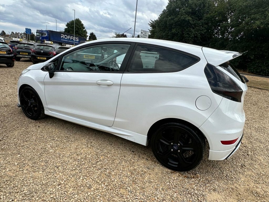 Ford Fiesta 1.6 Titanium Hatchback 139 Gkm Red #10