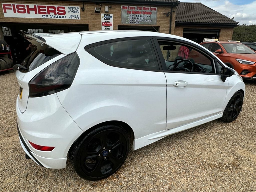 Ford Fiesta 1.6 Titanium Hatchback 139 Gkm Red #2