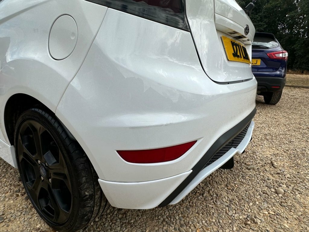 Ford Fiesta 1.6 Titanium Hatchback 139 Gkm Red #8