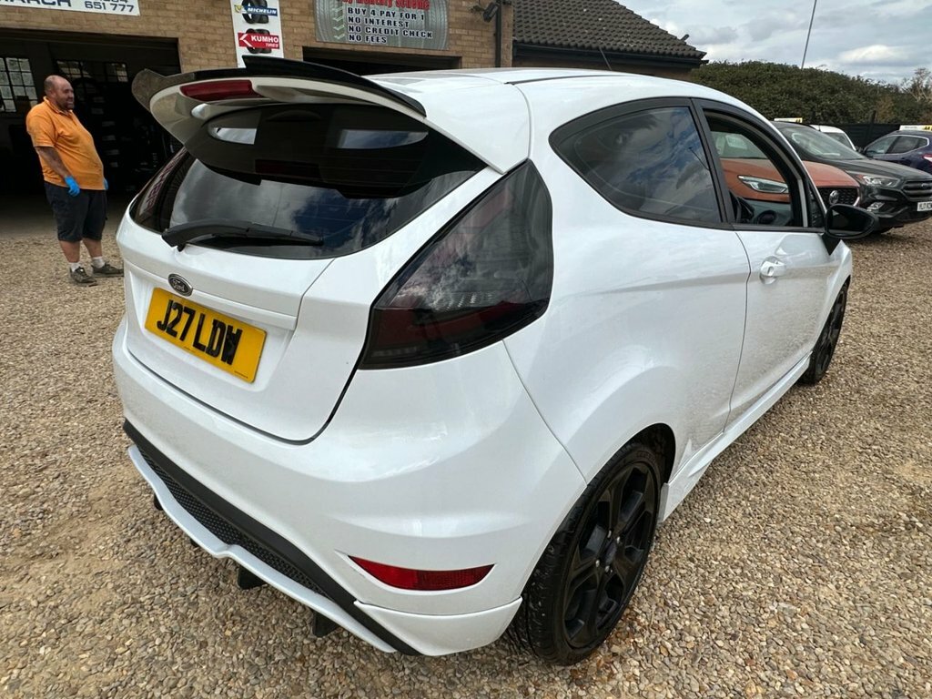 Ford Fiesta 1.6 Titanium Hatchback 139 Gkm Red #7