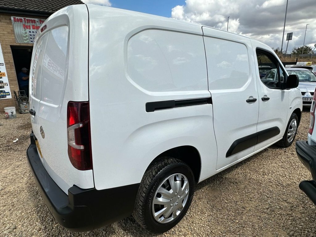 Vauxhall Combo 1.5L Dynamic White #4