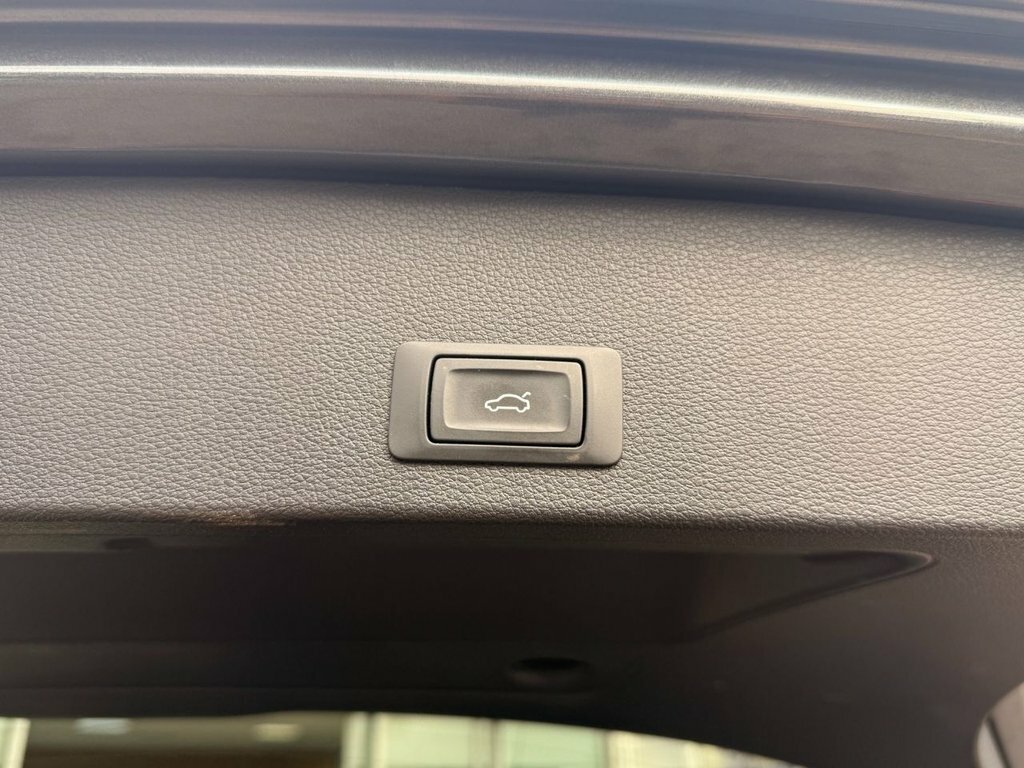 Audi SQ2 2L Black Edition Blue #50