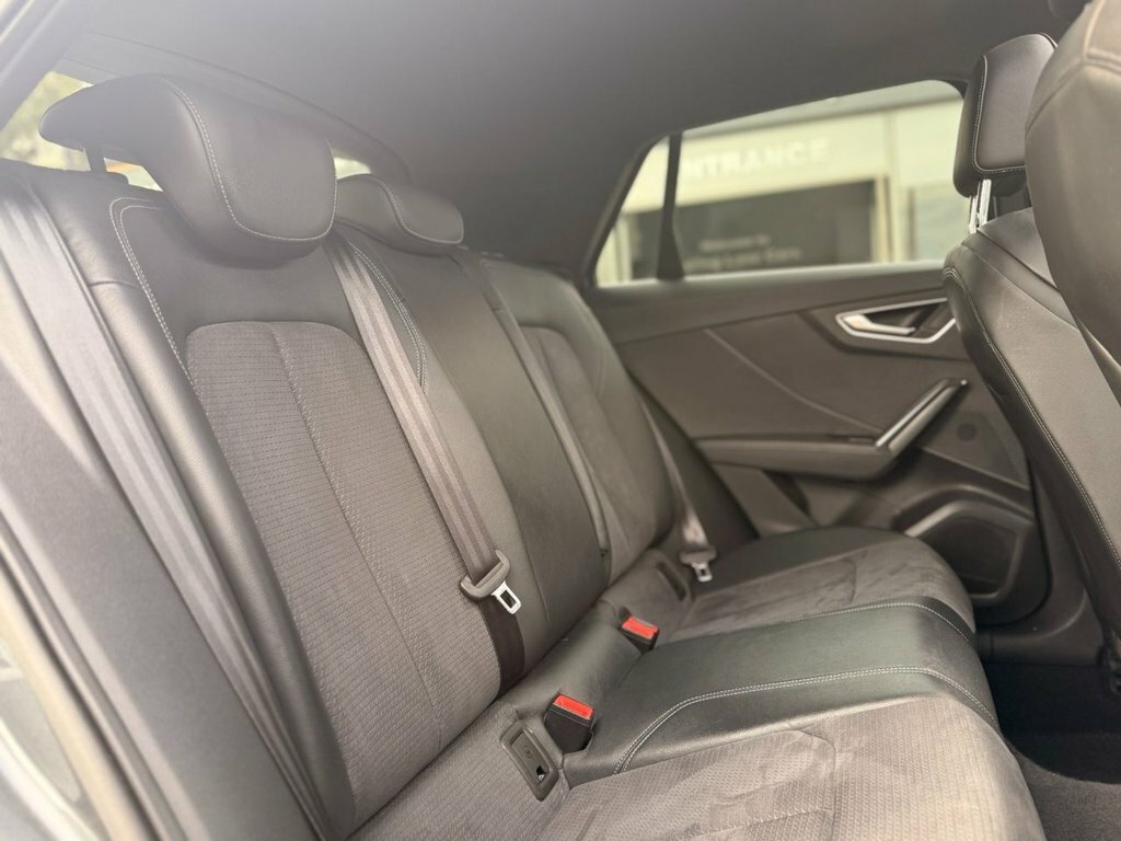 Audi SQ2 2L Black Edition Blue #18