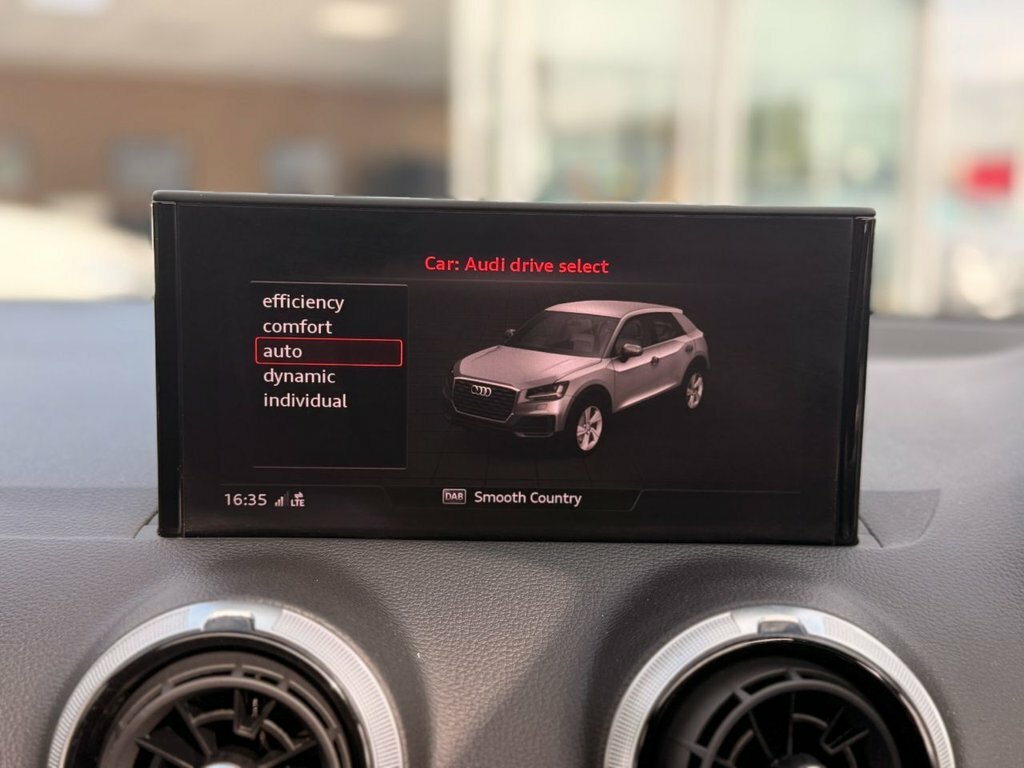 Audi SQ2 2L Black Edition Blue #23