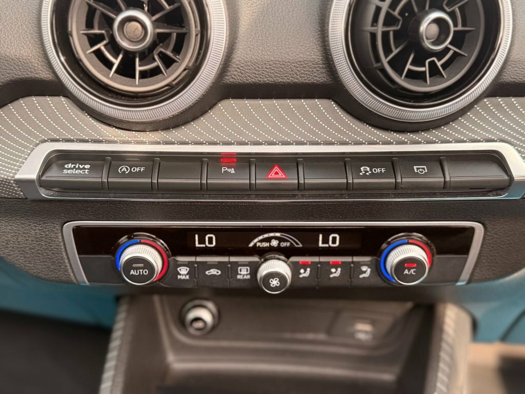 Audi SQ2 2L Black Edition Blue #28