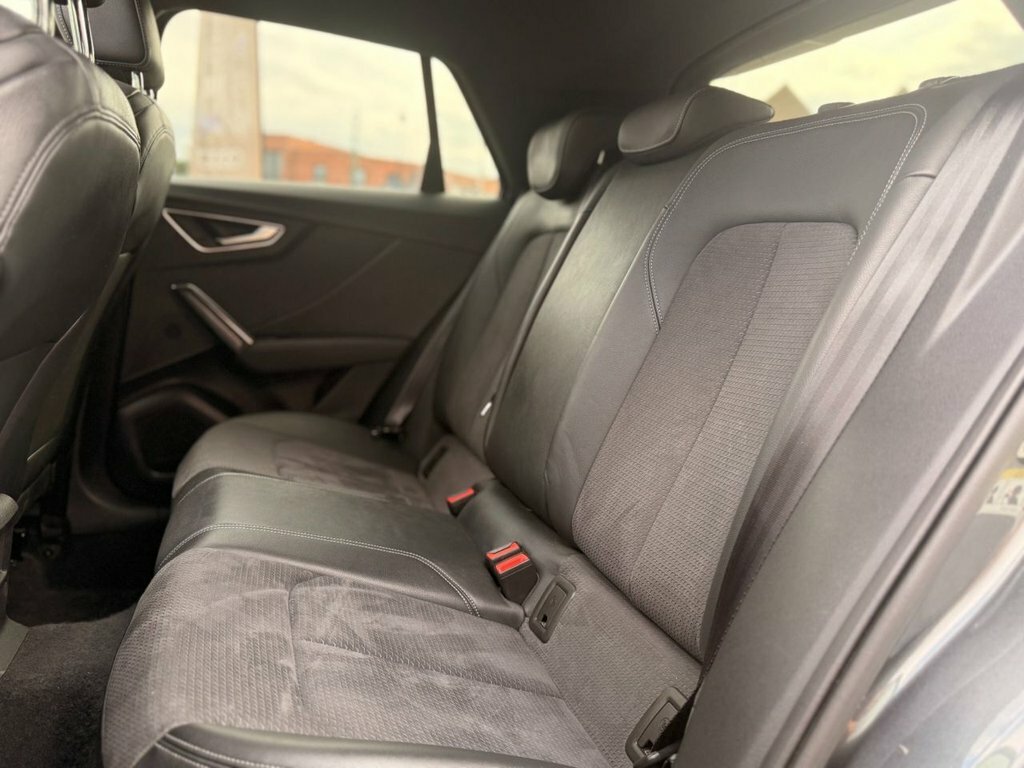 Audi SQ2 2L Black Edition Blue #15