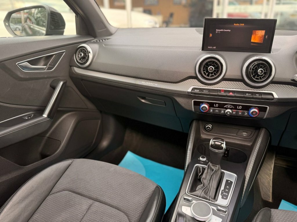 Audi SQ2 2L Black Edition Blue #19