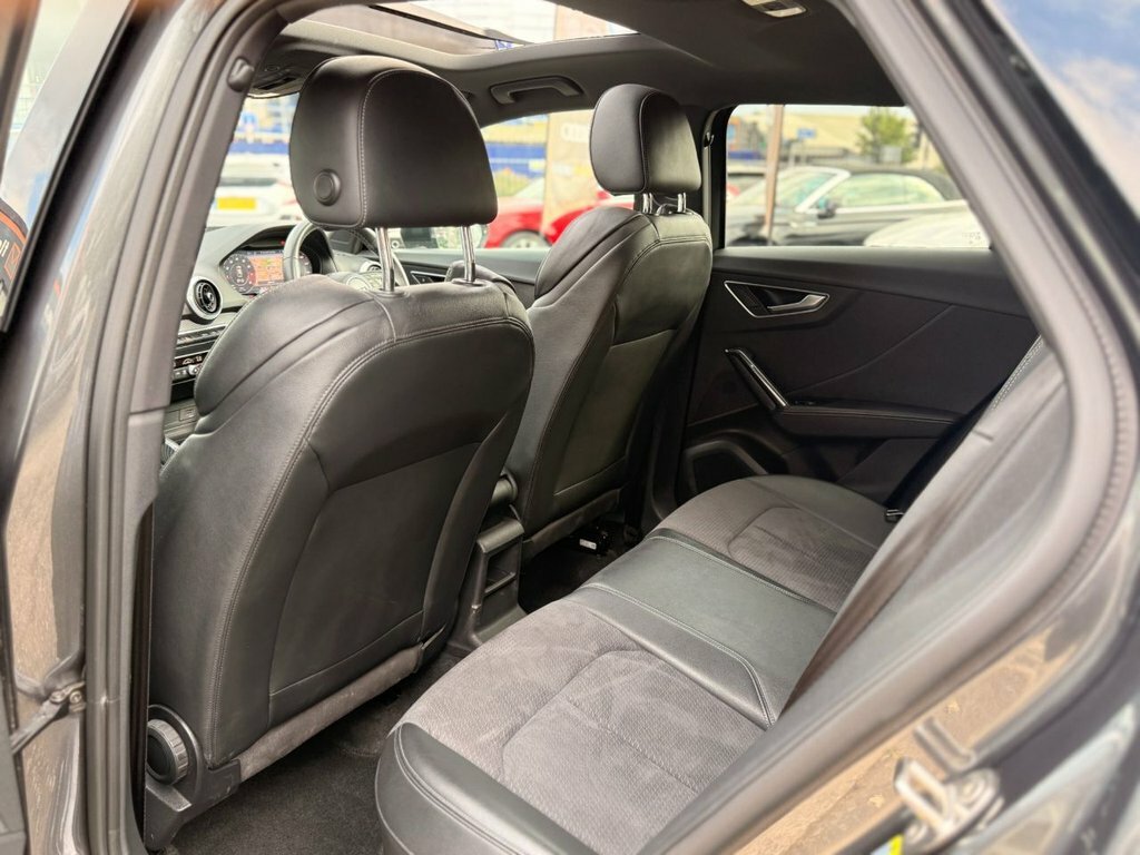 Audi SQ2 2L Black Edition Blue #16