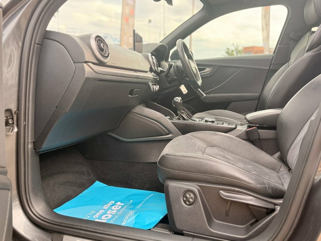 Audi SQ2 2L Black Edition Blue #10