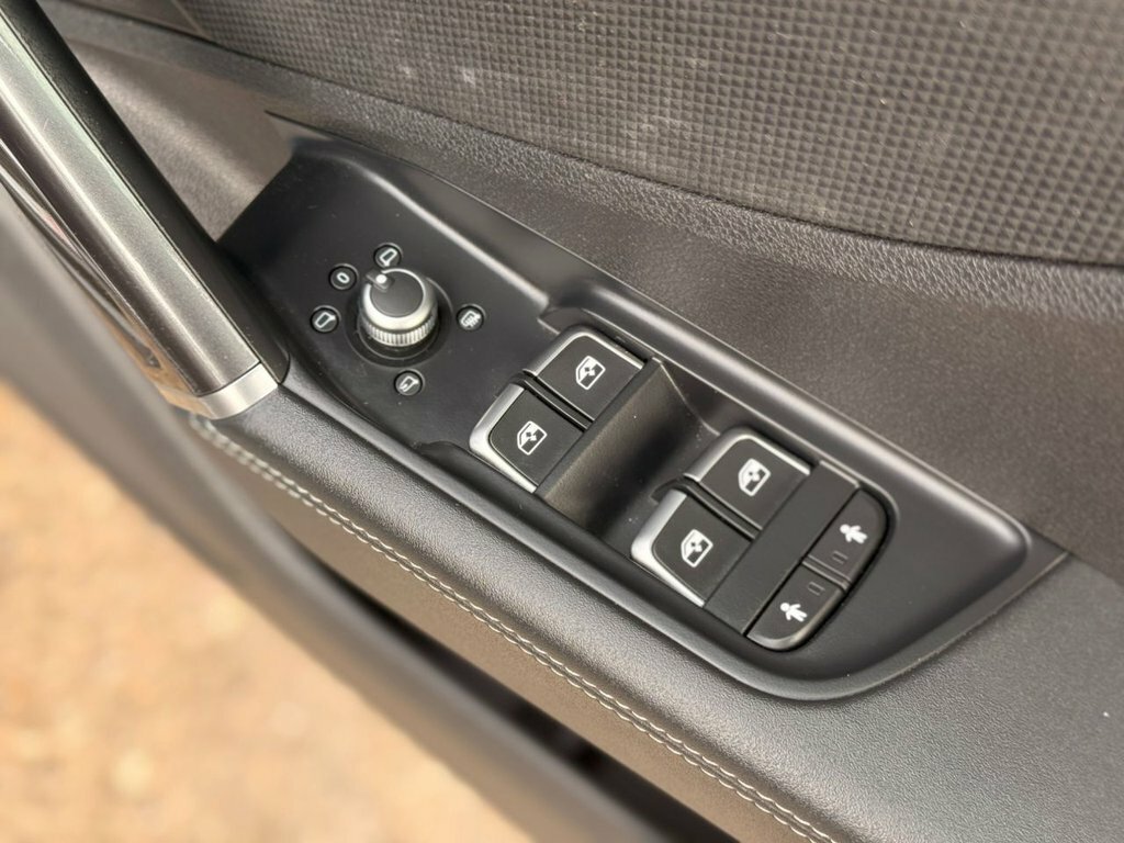 Audi SQ2 2L Black Edition Blue #47
