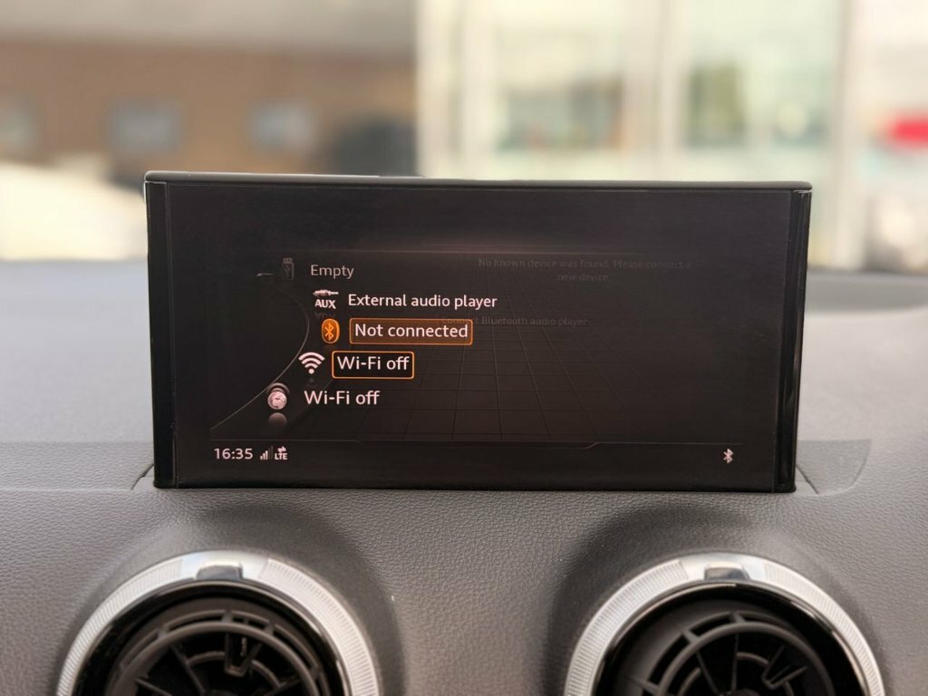 Audi SQ2 2L Black Edition Blue #26