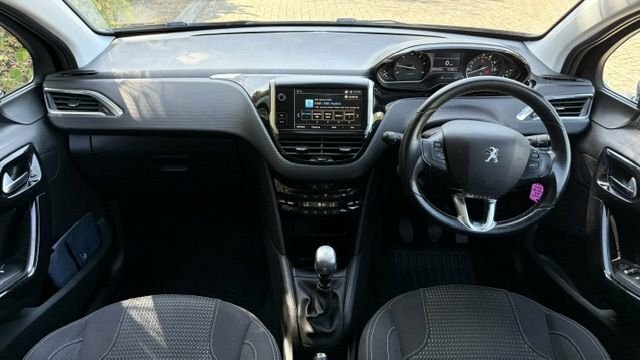 Peugeot 208 1.5 Bluehdi Tech Edition Black #2