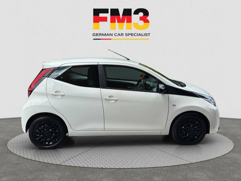 Toyota Aygo 1L X-play MF20XSZ White #5