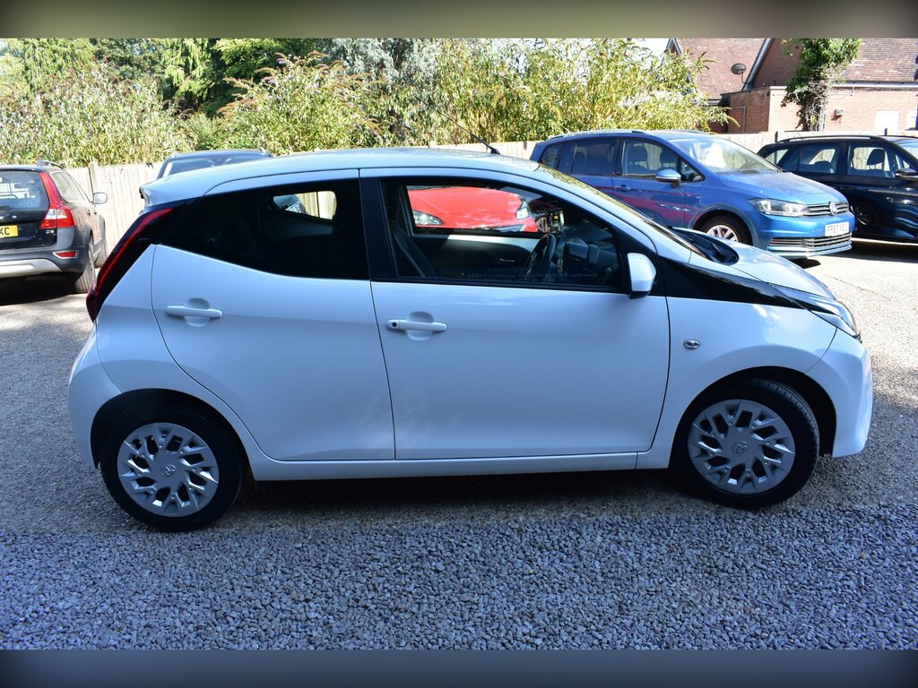 Toyota Aygo 1.0 Vvt-i X-play Hatchback Euro AF22MYW White #2