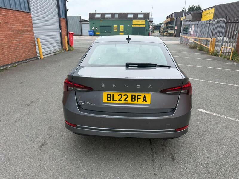 Skoda Octavia 2.0-Tdi-se-euro-6-ss-5dr BL22BFA Grey #4