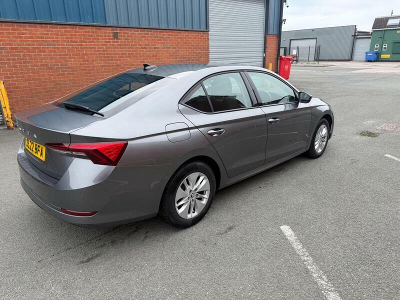 Skoda Octavia 2.0-Tdi-se-euro-6-ss-5dr BL22BFA Grey #3