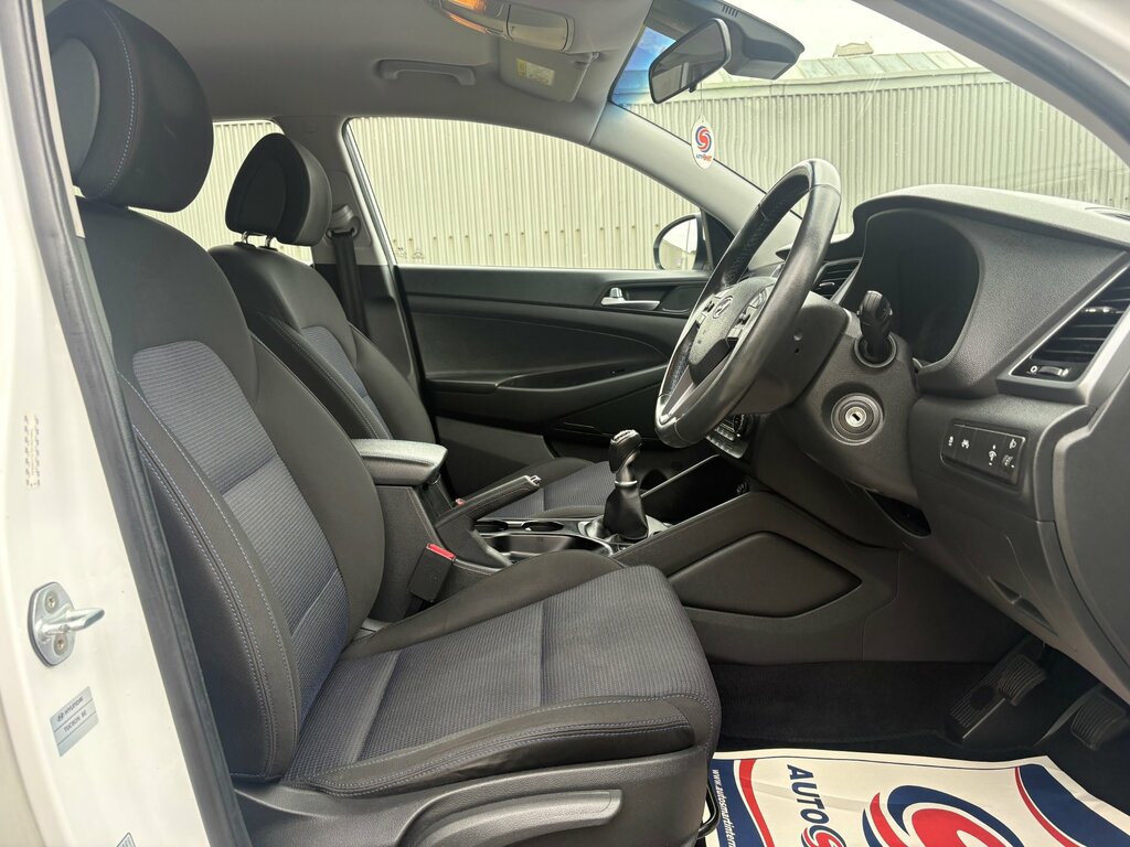 Hyundai Tucson 1.7 Crdi Blue Drive Se Nav Suv E AGZ8501 White #4