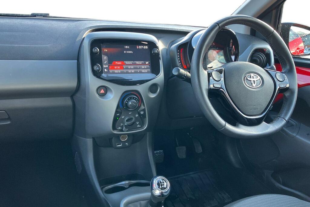 Toyota Aygo 1.0 Vvt-i X-play Tss Red #4